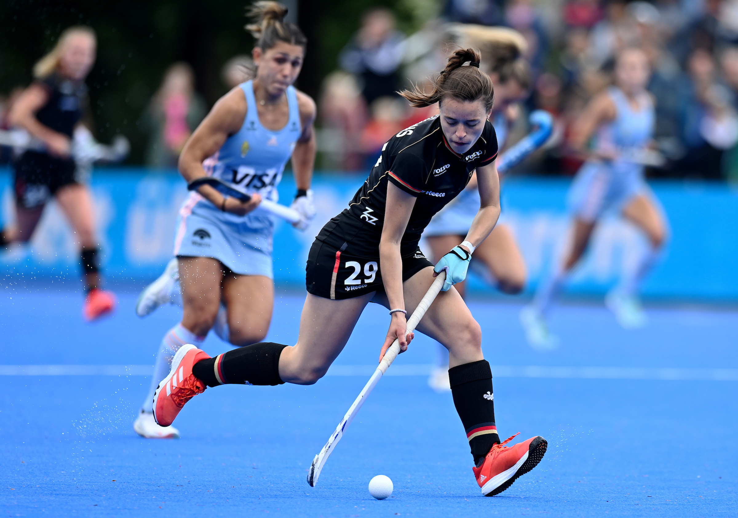WSP22052216428 - Pro-League: Danas Narrowly Lose to Argentina - In the FIH Pro League today, May 21, the Danas met Argentina. In the first of two games on the Ernst-Reuter-Sportfeld in Berlin, the team of coach Valentin Altenburg had to admit defeat after 60 minutes with 1:2. Viktoria Huse scored the goal for Germany after a penalty corner. Eugenia Trinchinetti and Augustina Gorzelany also scored for Argentina from a penalty corner.