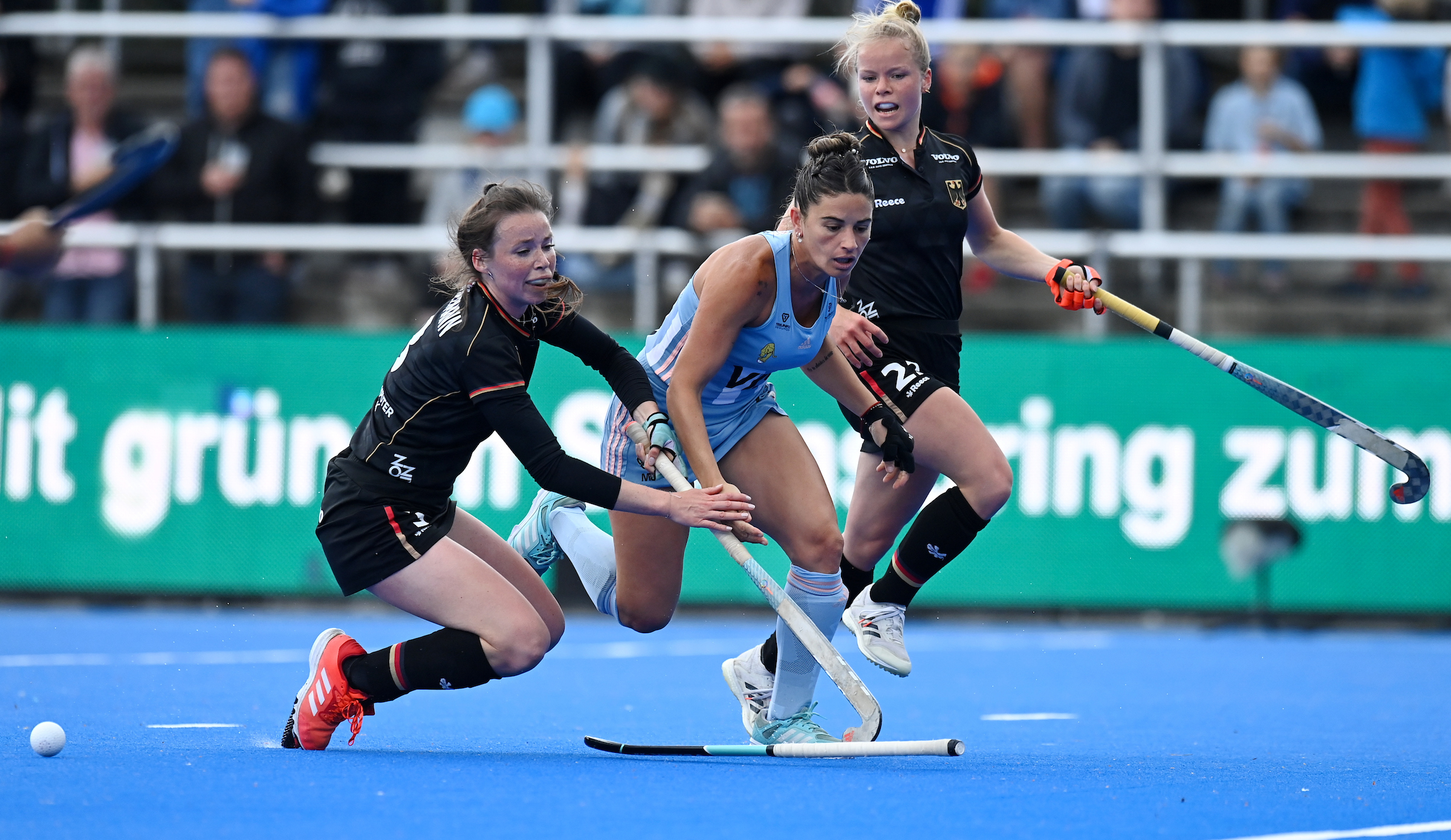 WSP22052216605 - Pro-League: Danas Narrowly Lose to Argentina - In the FIH Pro League today, May 21, the Danas met Argentina. In the first of two games on the Ernst-Reuter-Sportfeld in Berlin, the team of coach Valentin Altenburg had to admit defeat after 60 minutes with 1:2. Viktoria Huse scored the goal for Germany after a penalty corner. Eugenia Trinchinetti and Augustina Gorzelany also scored for Argentina from a penalty corner.