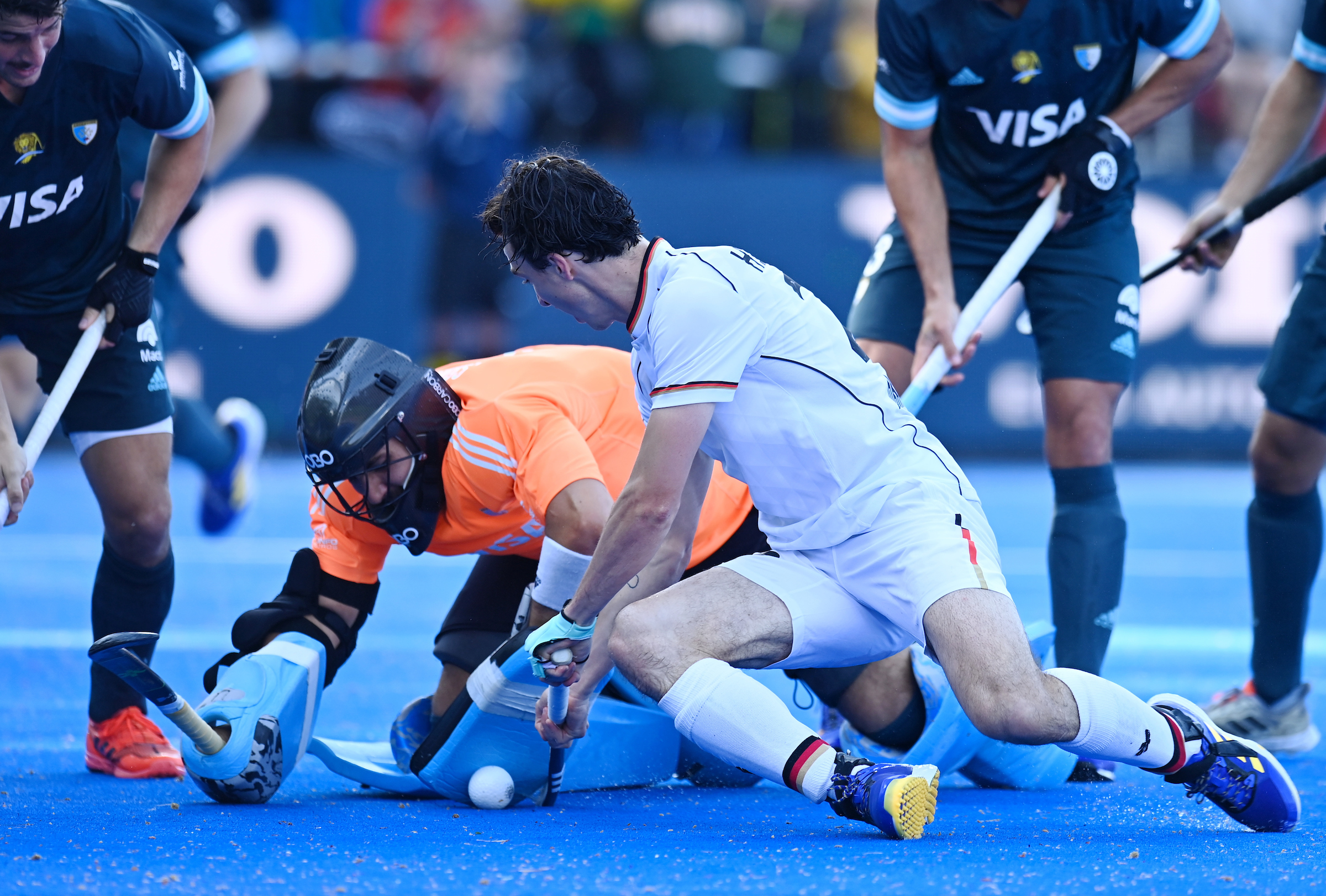 WSP22052217447 - Pro-League: Honamas Win Spectacle Against Argentina - What the Danas hadn't been able to do before, the Honamas showed in the first of two FIH Pro League games on the Ernst-Reuter-Sportfeld (Berlin) against Argentina. Coach André Henning's team won spectacularly and deserved a 6-3 victory over the South Americans. The goals for the Honamas were scored by Tom Grambusch with a penalty, Raphael Hartkopf after a penalty corner, Thies Prinz twice and Gonzalo Peillat twice after penalty corners. Nicolas Keenan, Thomas Habif and Santiago Tarazona scored for the Argentines.