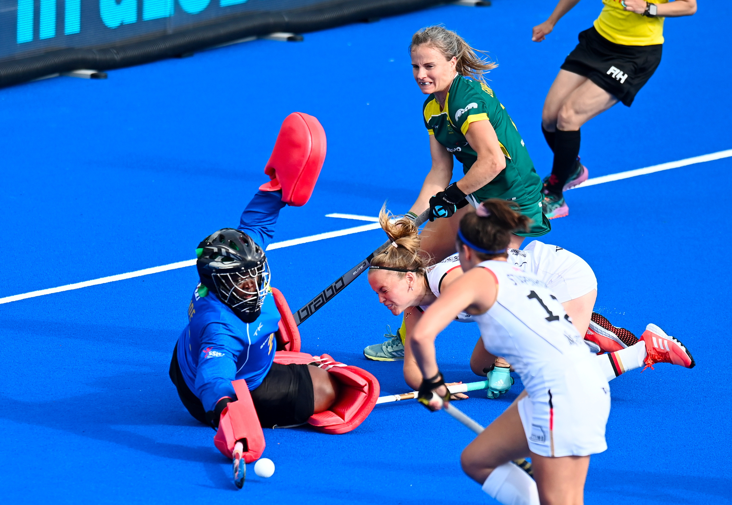 WSP2207092890 - World Cup: Germany Advance Despite Mbande Excellence in South Africa Goal - The German women's national hockey team reached the quarter-finals of the World Cup with a 1-0 win in the crossover game against South Africa. In a long time – at least in terms of the result - the German team was superior in a tight game. Only the numerous missed chances and penalty corners prevented clear conditions prevailing early on in the game. Nike Lorenz scored the decisive goal (38th minute) after a penalty corner. The next opponent of the German team is New Zealand on Tuesday, July 12th, 5:00 p.m.